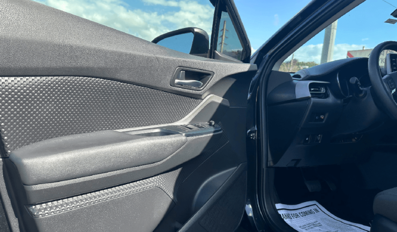 
								2022 Toyota C-HR LE full									