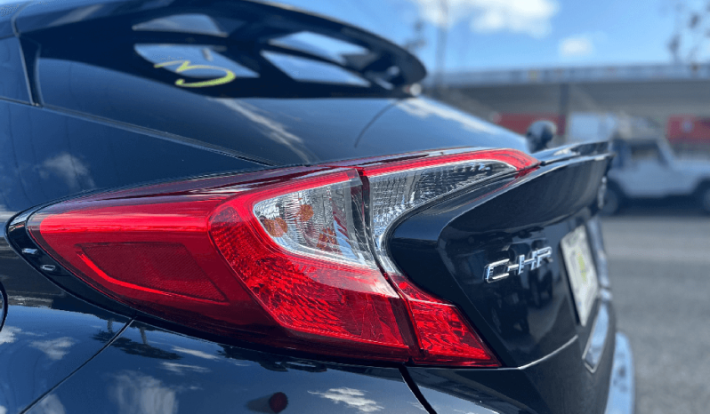 
								2022 Toyota C-HR LE full									