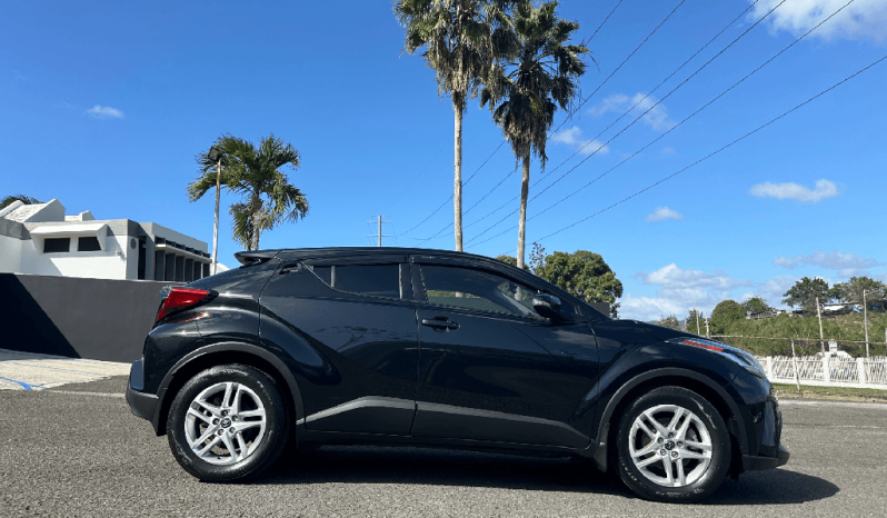 
								2022 Toyota C-HR LE full									
