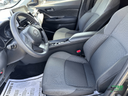 
										2022 Toyota C-HR LE full									