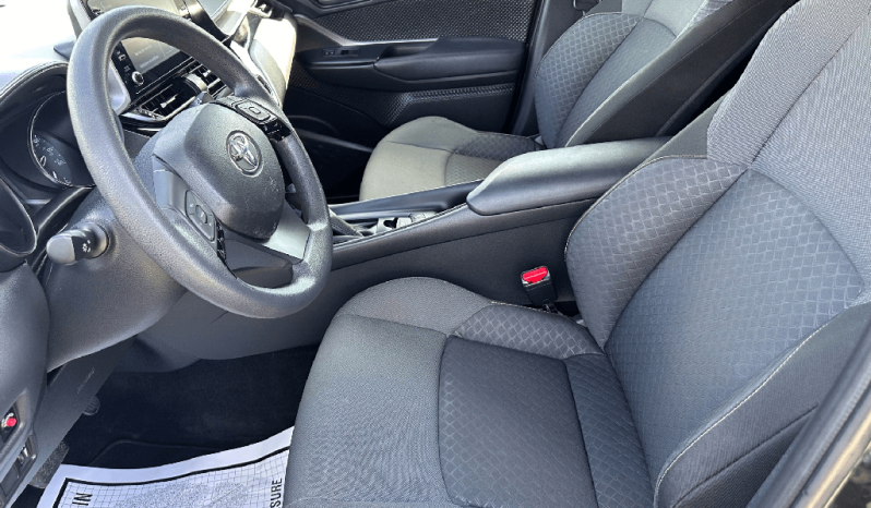 
								2022 Toyota C-HR LE full									